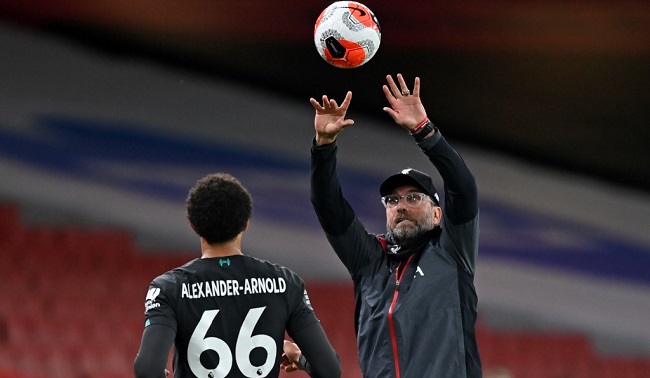 Liverpool's German manager Jurgen Klopp gathers the ball on the touchline during the English Premier League football match between Arsenal and Liverpool at the Emirates Stadium in London on July 15, 2020. - Arsenal won the game 2-1. (Photo by Shaun Botterill / POOL / AFP) / RESTRICTED TO EDITORIAL USE. No use with unauthorized audio, video, data, fixture lists, club/league logos or 'live' services. Online in-match use limited to 120 images. An additional 40 images may be used in extra time. No video emulation. Social media in-match use limited to 120 images. An additional 40 images may be used in extra time. No use in betting publications, games or single club/league/player publications. /