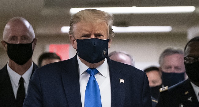 US President Donald Trump wears a mask as he visits Walter Reed National Military Medical Center in Bethesda, Maryland' on July 11, 2020. (Photo by ALEX EDELMAN / AFP)