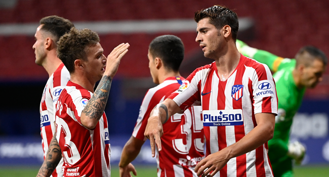 Atletico Madrid's Spanish forward Alvaro Morata (R) celebrates with teammates after scoring a second goal during the Spanish League football match between Atletico Madrid and Mallorca at the Wanda Metropolitan stadium in Madrid on July 3, 2020. PIERRE-PHILIPPE MARCOU / AFP
