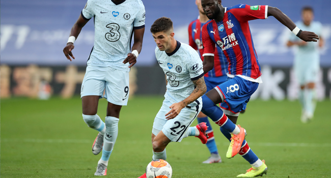 Chelsea's US midfielder Christian Pulisic (C) is chased by Crystal Palace's Senegalese midfielder Cheikhou Kouyate (R) during the English Premier League football match between Crystal Palace and Chelsea at Selhurst Park in south London on July 7, 2020. PETER CZIBORRA / POOL / AFP