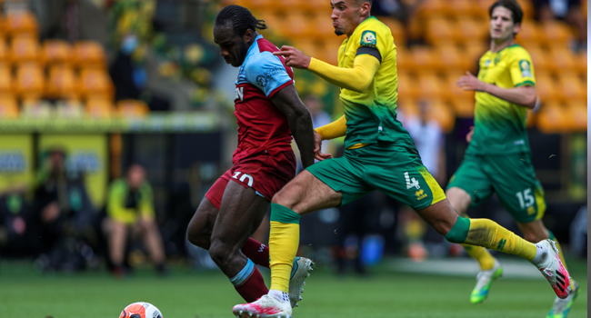 West Ham United's English midfielder Michail Antonio (L) shoots and scores a goal next to Norwich City's English midfielder Ben Godfrey during the English Premier League football match between Norwich City and West Ham United at Carrow Road in Norwich, eastern England on July 11, 2020. Ian Walton / POOL / AFP