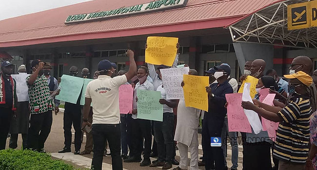 Aviation workers protested the concession of four airports on August 31, 2020.