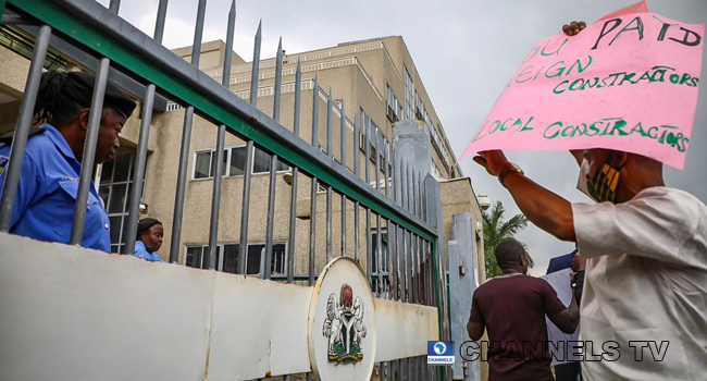 Local contractors held banners and protested unpaid benefits in front of the Ministry of Finance on August 31, 2020.