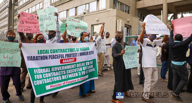 Local contractors held banners and protested unpaid benefits in front of the Ministry of Finance on August 31, 2020.