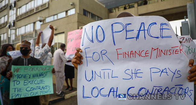 Local contractors held banners and protested unpaid benefits in front of the Ministry of Finance on August 31, 2020.