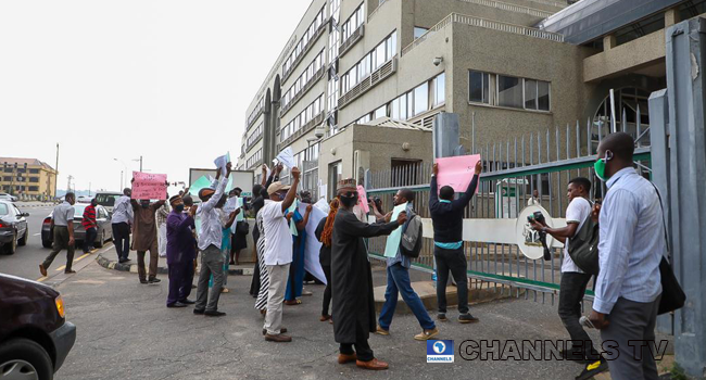 Local contractors held banners and protested unpaid benefits in front of the Ministry of Finance on August 31, 2020.