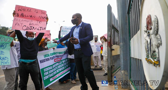 Local contractors held banners and protested unpaid benefits in front of the Ministry of Finance on August 31, 2020.