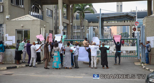 Local contractors held banners and protested unpaid benefits in front of the Ministry of Finance on August 31, 2020.