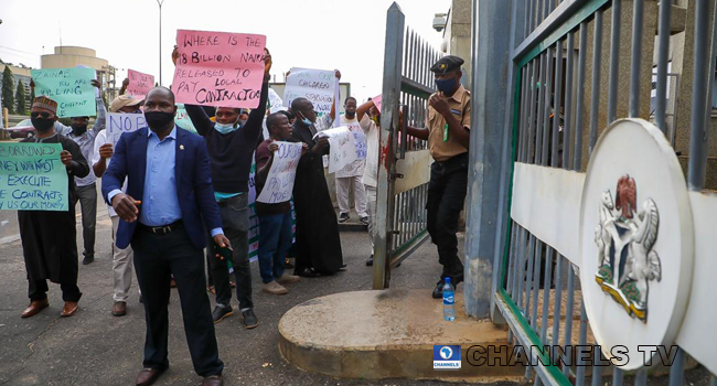 Local contractors held banners and protested unpaid benefits in front of the Ministry of Finance on August 31, 2020.