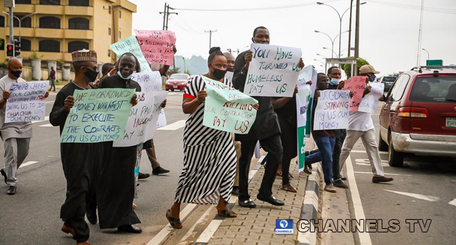 Local contractors held banners and protested unpaid benefits in front of the Ministry of Finance on August 31, 2020.