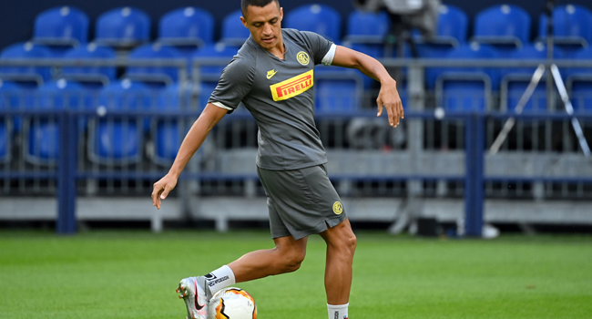 Inter Milan's Alexis Sanchez (C) takes part in a training session on the eve on their UEFA Europa League round of 16 football match against Getafe FC on August 4, 2020 in Gelsenkirchen, eastern Germany. Ina Fassbender / AFP / POOL