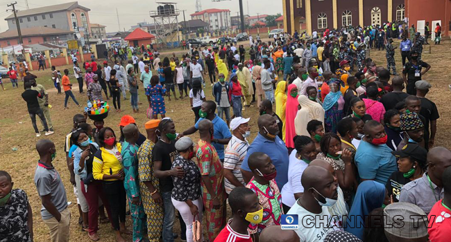 Earlier on at the Emokpae Model Primary School in Oredo Local Govt, security operatives and INEC officials try to organize voters who turned out in their numbers, waiting to vote. 