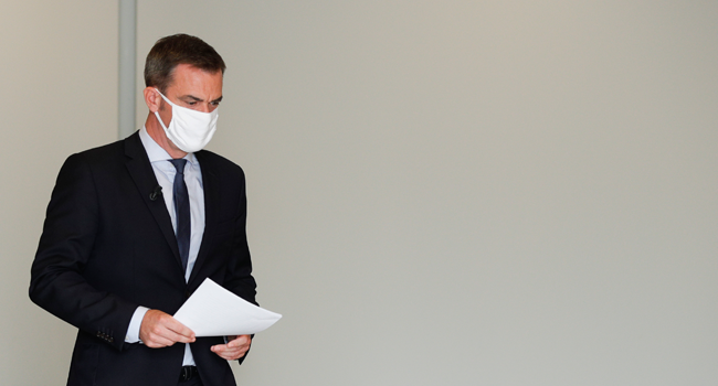 French Health Minister Olivier Veran wearing a protective mask arrives before addressing media representatives during a press conference at The Ministry of Health in Paris on September 17, 2020, on the situation of the novel coronavirus (Covid-19) in France. GEOFFROY VAN DER HASSELT / AFP