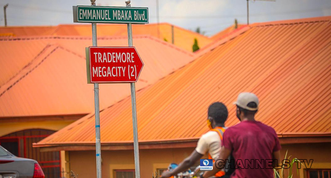 Trademoore Estate, Lugbe, Abuja was flooded after a torrential rainfall on August 26, 2020. Photos: Sodiq Adelakun/ Channels Television