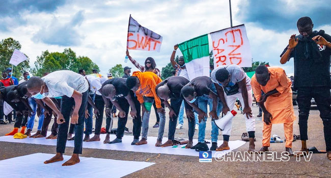 #EndSARS Protesters Hold Jummat Prayers On The Road