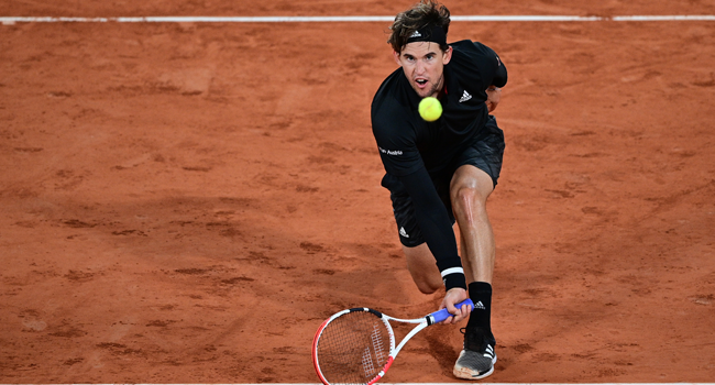 Austria's Dominic Thiem returns the ball to Argentina's Diego Schwartzman during their men's singles quarter-final tennis match on Day 10 of The Roland Garros 2020 French Open tennis tournament in Paris on October 6, 2020. MARTIN BUREAU / AFP