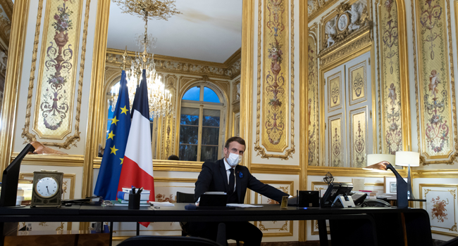 French President Emmanual Macron speaks on the telephone to congratulate US President-elect Joe Biden, at the Elysee Palace in Paris, on November 10, 2020. Ian LANGSDON / POOL / AFP