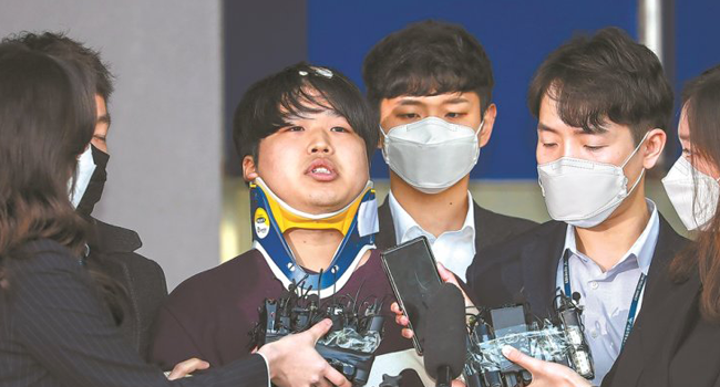 Cho Ju-bin, a suspect who allegedly blackmailed women and minors to make sexually abusive videos and sold them, has his face go public outside Jongno Police Office in Seoul, Wednesday. Photo: Korea Times/Shim Hyun-chul