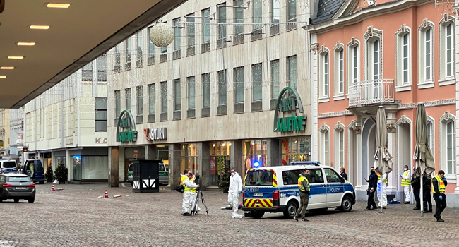 Police and forensic police investigate at one of the scenes where a car drove into pedestrians the center of Trier, southwestern Germany, on December 1, 2020. Sebastian SCHMITZ / AFP / lokalo.de