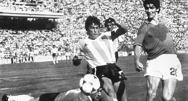 In this file photo taken on June 29, 1982 Argentinian goalkeeper Ubaldo Fillol (Bottom) and captain Daniel Passarella (L) prevent Italian striker Paolo Rossi from scoring, during the World Cup second round soccer match between Italy and Argentina in Barcelona. STAFF / AFP