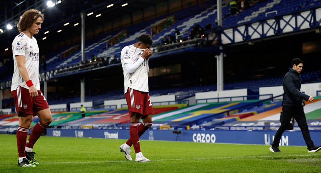 Arsenal's Brazilian defender David Luiz (L), Arsenal's English midfielder Joe Willock (C) and Arsenal's Spanish manager Mikel Arteta (R) leave the field after the English Premier League football match between Everton and Arsenal at Goodison Park in Liverpool, north west England on December 19, 2020. Clive Brunskill / POOL / AFP