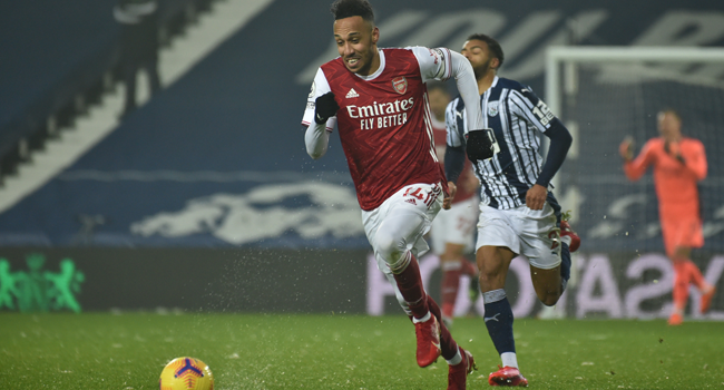Arsenal's Gabonese striker Pierre-Emerick Aubameyang (L) chases the ball during the English Premier League football match between West Bromwich Albion and Arsenal at The Hawthorns stadium in West Bromwich, central England, on January 2, 2021. Rui Vieira / POOL / AFP