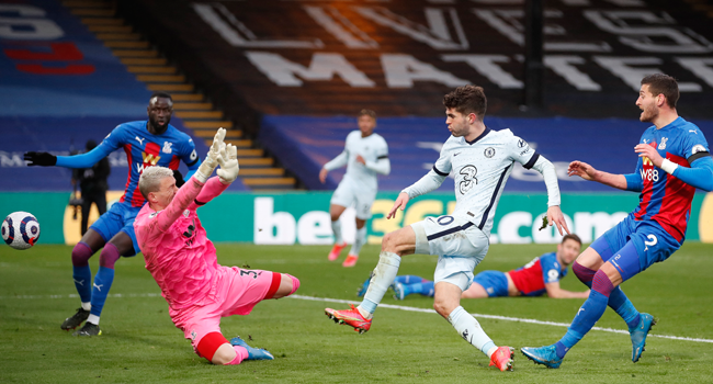 Chelsea's US midfielder Christian Pulisic (2R) beats Crystal Palace's Spanish goalkeeper Vicente Guaita (2L) to score their fourth goal during the English Premier League football match between Crystal Palace and Chelsea at Selhurst Park in south London on April 10, 2021. PETER CZIBORRA / POOL / AFP