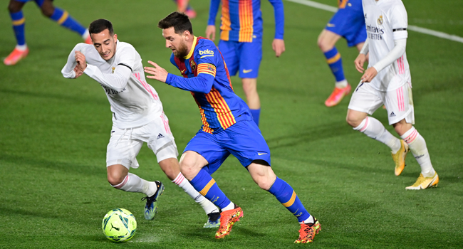 Barcelona's Argentinian forward Lionel Messi (C) challenges Real Madrid's Spanish forward Lucas Vazquez during the "El Clasico" Spanish League football match between Real Madrid CF and FC Barcelona at the Alfredo di Stefano stadium in Valdebebas, on the outskirts of Madrid on April 10, 2021. JAVIER SORIANO / AFP