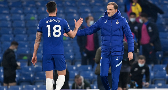 Chelsea's German head coach Thomas Tuchel (R) congratulates Chelsea's French striker Olivier Giroud after during the English Premier League football match between Chelsea and Brighton and Hove Albion at Stamford Bridge in London on April 20, 2021. NEIL HALL / POOL / AFP