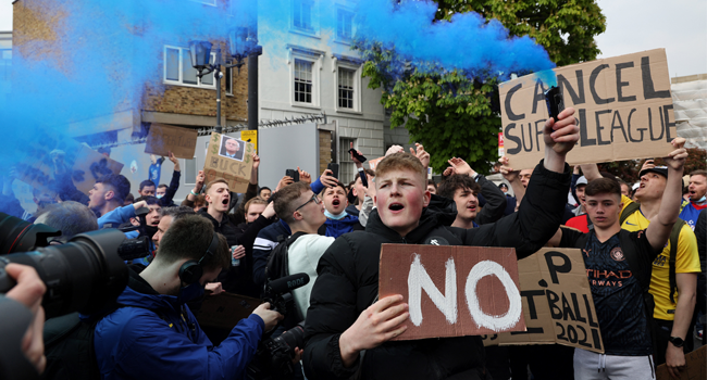 Football supporters demonstrate against the proposed European Super League outside of Stamford Bridge football stadium in London on April 20, 2021, ahead of the English Premier League match between Chelsea and Brighton and Hove Albion. Adrian DENNIS / AFP
