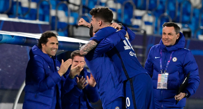 Chelsea's American midfielder Christian Pulisic (C) celebrates with teammates after scoring during the UEFA Champions League semi-final first leg football match between Real Madrid and Chelsea at the Alfredo di Stefano stadium in Valdebebas, on the outskirts of Madrid, on April 27, 2021. JAVIER SORIANO / AFP