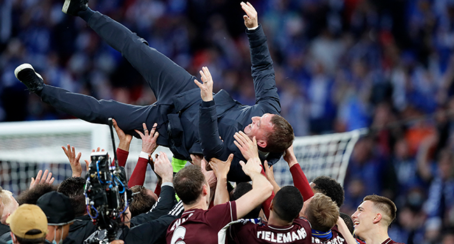 Leicester City's Northern Irish manager Brendan Rodgers (C) is thrown into the air by his players on the pitch after the English FA Cup final football match between Chelsea and Leicester City at Wembley Stadium in north west London on May 15, 2021. Kirsty Wigglesworth / POOL / AFP