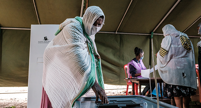 A woman casts her ballot at a polling station in the city of Bahir Dar, Ethiopia, on June 21, 2021. EDUARDO SOTERAS / AFP