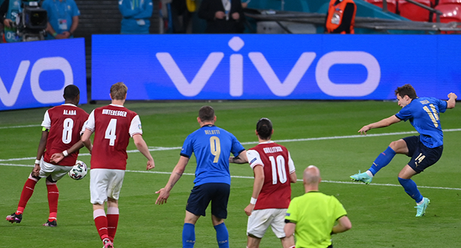 Italy's midfielder Federico Chiesa (R) shoots to score the team's first goal during extra time in the UEFA EURO 2020 round of 16 football match between Italy and Austria at Wembley Stadium in London on June 26, 2021. Laurence Griffiths / POOL / AFP