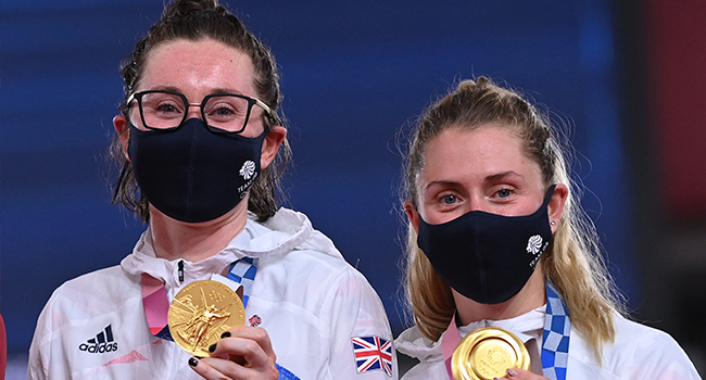 Gold medallist Britain's Katie Archibald (L) and Britain's Laura Kenny celebrates on podium after the women's track cycling madison during the Tokyo 2020 Olympic Games at Izu Velodrome in Izu, Japan, on August 6, 2021. Greg Baker / AFP