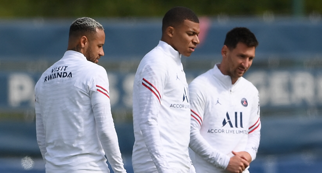 Paris Saint-Germain's Brazilian forward Neymar (L), Paris Saint-Germain's French forward Kylian Mbappe (C) and Paris Saint-Germain's Argentinian forward Lionel Messi take part in a training session at the Camp des Loges Paris Saint-Germain football club's training ground in Saint-Germain-en-Laye on August 28, 2021. FRANCK FIFE / AFP