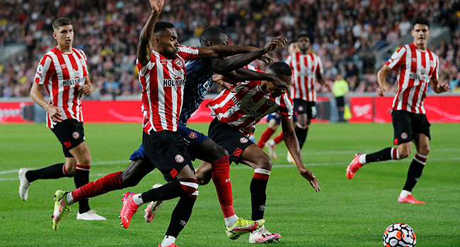 Brentford's English defender Rico Henry (2L) defends against Arsenal's French-born Ivorian midfielder Nicolas Pepe (3L) during the English Premier League football match between Brentford and Arsenal at Brentford Community Stadium in London on August 13, 2021. Adrian DENNIS / AFP