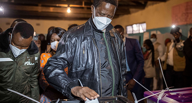 Zambia's incumbent president Edgar Lungu (C) casts his vote at a polling station in Lusaka on August 12, 2021, as they country holds presidential and legislative elections. Patrick Meinhardt / AFP