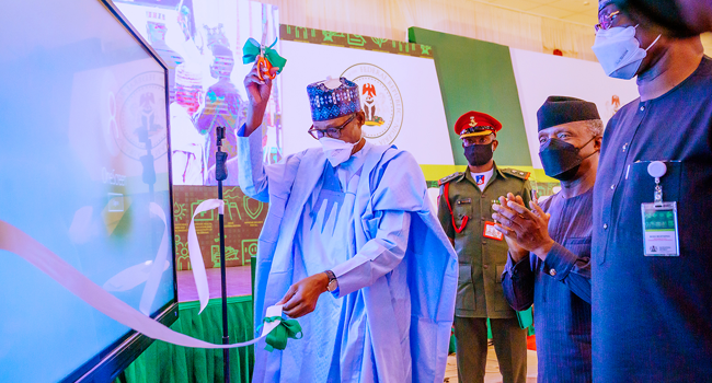 President Buhari accompanied by Vice President Yemi Osinbajo and SGF Boss Mustapha unveils the Performance Management System and Dashboard to track projects performance of all Ministries in real-time with live data during the Mid-Term Ministerial Performance Review Retreat in State House on 11th Oct 2021. Bayo Omoboriowo/State House