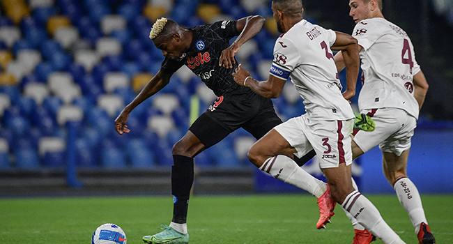 Napoli's Nigerian forward Victor Osimhen (L) outruns Torino's Brazilian defender Bremer (C) and Torino's Italian midfielder Tommaso Pobega during the Italian Serie A football match between Napoli and Torino on October 17, 2021 at the Diego-Maradona stadium in Naples. Filippo MONTEFORTE / AFP