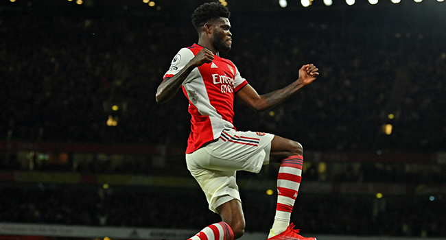 Arsenal's Ghanaian midfielder Thomas Partey celebrates with teammates after scoring his team's first goal during the English Premier League football match between Arsenal and Aston Villa at the Emirates Stadium in London on October 22, 2021. Glyn KIRK / AFP