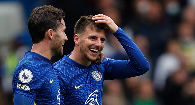 Chelsea's English midfielder Mason Mount (R) celebrates with teammates after scoring his team's seventh goal during the English Premier League football match between Chelsea and Norwich City at Stamford Bridge in London on October 23, 2021. Adrian DENNIS / AFP