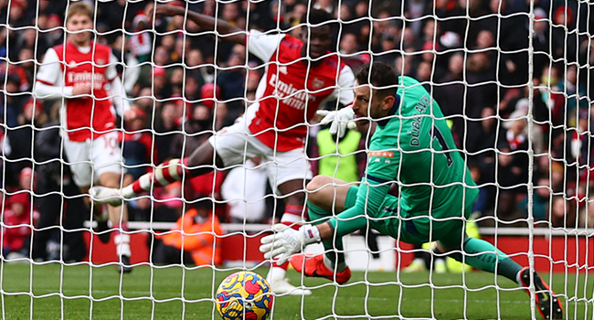 Arsenal's English midfielder Bukayo Saka (2R) scores his team's opening goal past Newcastle United's Slovakian goalkeeper Martin Dubravka (R) during the English Premier League football match between Arsenal and Newcastle United at the Emirates Stadium in London on November 27, 2021. Adrian DENNIS / AFP