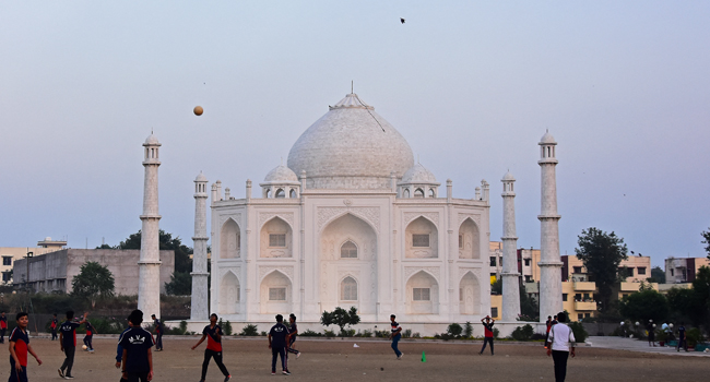 Love Struck Indian Builds Taj Mahal Replica Home For Wife