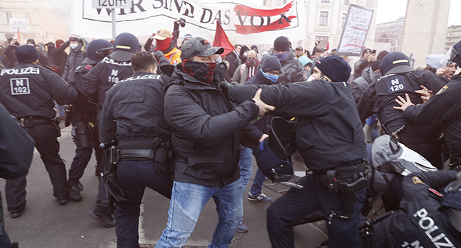 Police clashes with protesters during a demonstration against measures taken to curb the Covid-19 corona pandemic in Vienna, on December 4, 2021. FLORIAN WIESER / APA / AFP