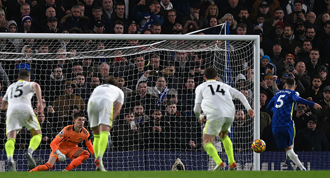 Chelsea's Italian midfielder Jorginho (R) scores their second goal from the penalty spot during the English Premier League football match between Chelsea and Leeds United at Stamford Bridge in London on December 11, 2021. Glyn KIRK / AFP