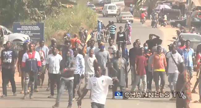 A cross-section of the hoodlums who attacked staff of the Obafemi Awolowo University on December 20. 2021.