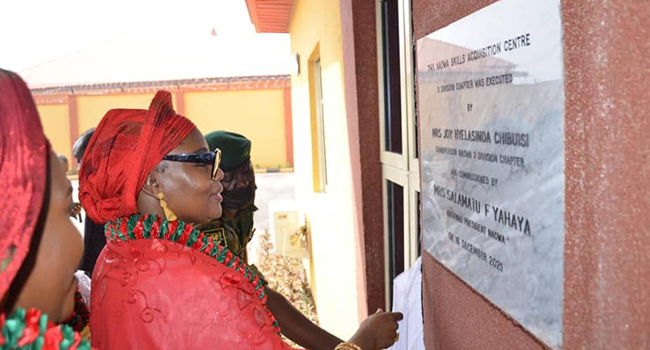 The President Nigerian Army Officers’ Wives Association (NAOWA) Mrs Salamatu Faruk Yahaya, paid a courtesy visit to the General Officer Commanding 2 Division Major General GU Chibuisi, the army said on December 23, 2021.