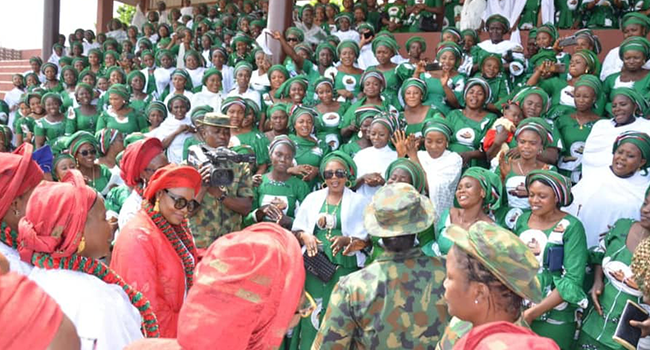 The President Nigerian Army Officers’ Wives Association (NAOWA) Mrs Salamatu Faruk Yahaya, paid a courtesy visit to the General Officer Commanding 2 Division Major General GU Chibuisi, the army said on December 23, 2021.