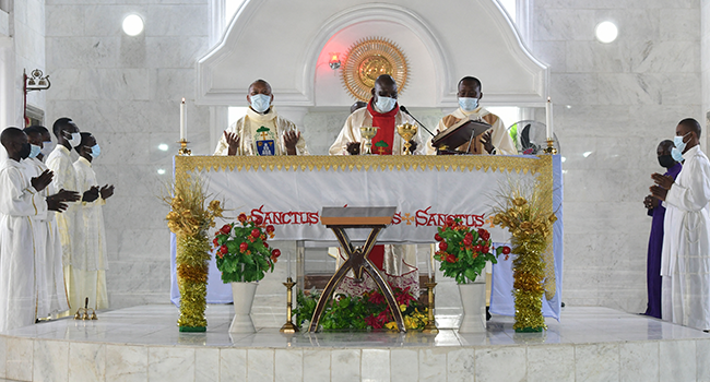 Bishops perform communion rite during a Christmas mass at St. Patrick's Church in Maiduguri on December 25, 2021. Despite the security situation in Maiduguri, Christian devotees gather together to celebrate Christmas in various churches across the state. Audu MARTE / AFP